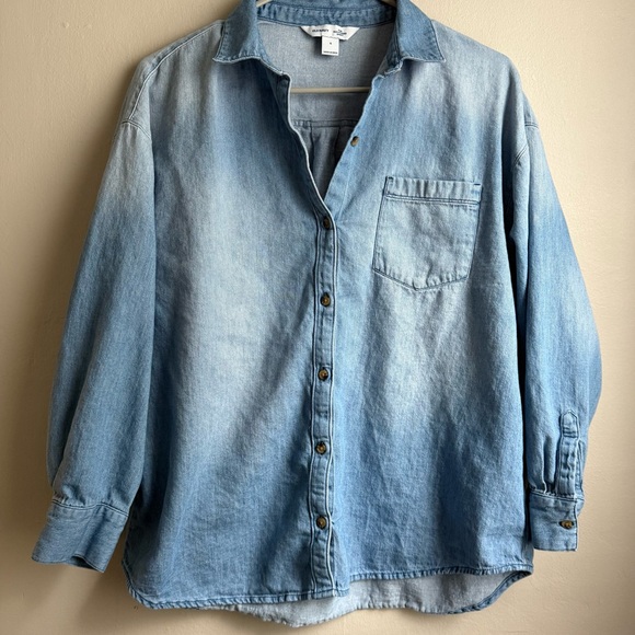 Old Navy Tops - Old Navy Boyfriend Denim Shirt Light Wash Button Down Size Small